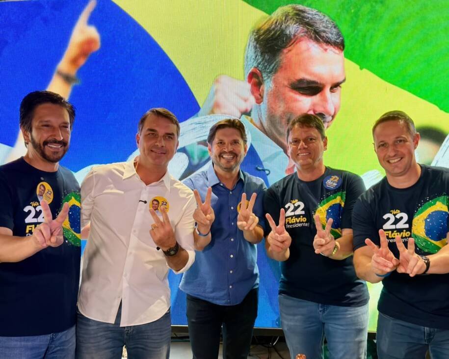 Flávio Bolsonaro critica Lula e busca votos em SP antes da eleição decisiva