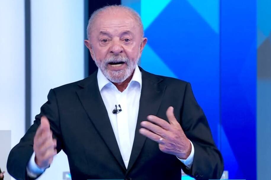 Flávio Bolsonaro critica Lula e gera polêmica ao mencionar dedo amputado