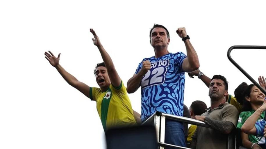 Flávio Bolsonaro critica Lula e promete mudanças urgentes ao Brasil cansado