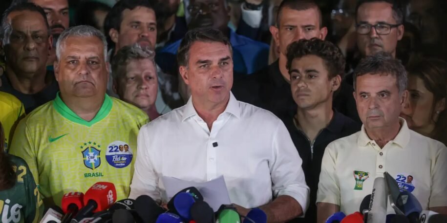 Flávio Bolsonaro cruza fronteira argentina e ignora ordem do STF sobre passaportes