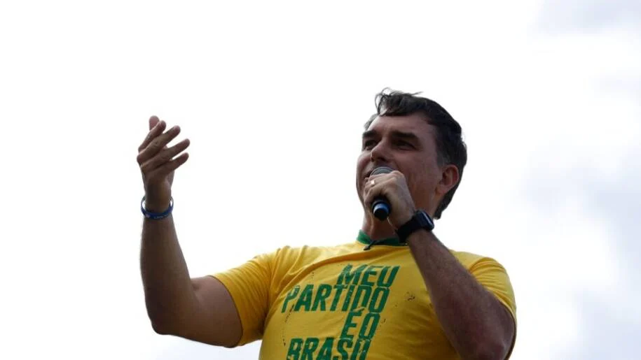 Flávio Bolsonaro declara ‘guerra espiritual’ em culto no Maracanãzinho e critica inimigos