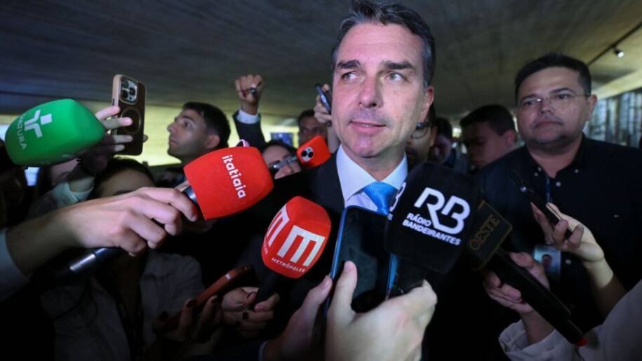 Flávio Bolsonaro desiste do debate da TV Globo após 'censura' do TSE