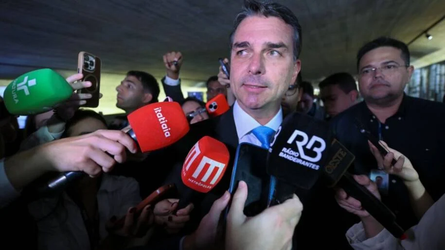 Flávio Bolsonaro desiste do debate da TV Globo após ‘censura’ do TSE