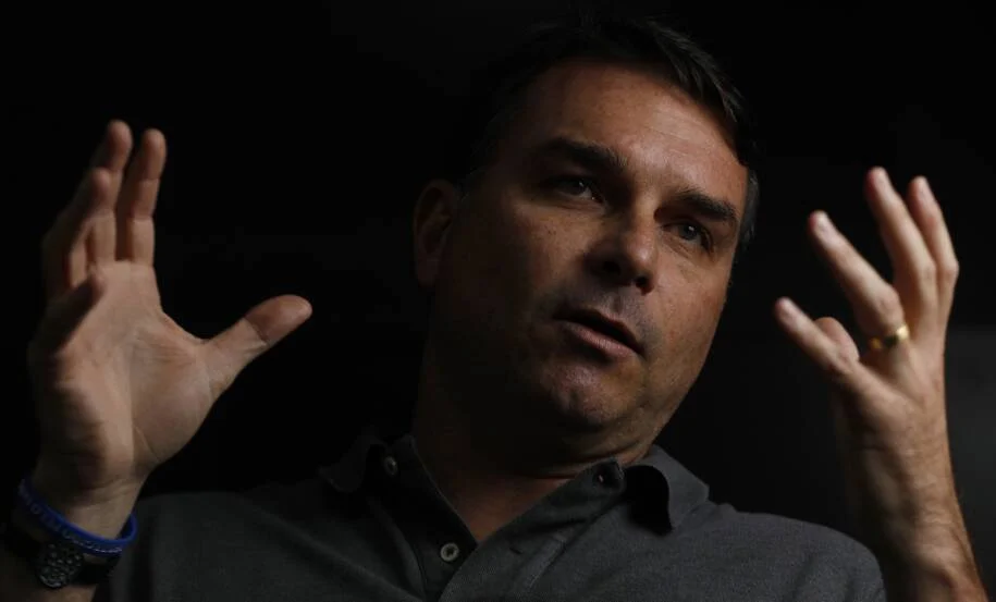Flávio Bolsonaro destaca ‘guerra espiritual’ em evento de centenário das Assembleias de Deus