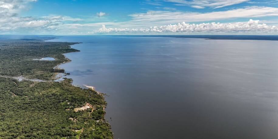 Flávio Bolsonaro e Lula duelam por desmatamento zero e mudanças climáticas até 2029 e 2030