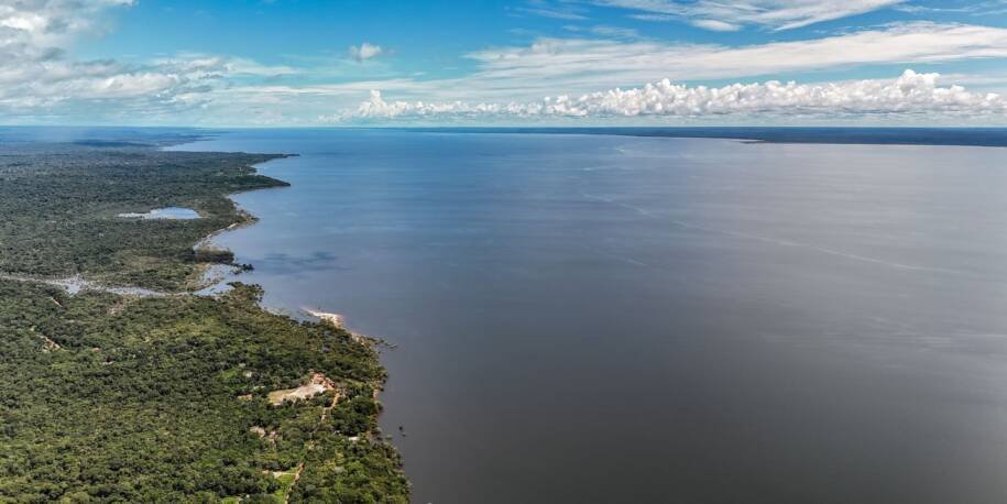 Flávio Bolsonaro e Lula duelam por desmatamento zero e mudanças climáticas até 2029 e 2030