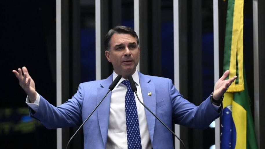 Flávio Bolsonaro exige renúncia de Moraes após pena de 4 anos para Eduardo