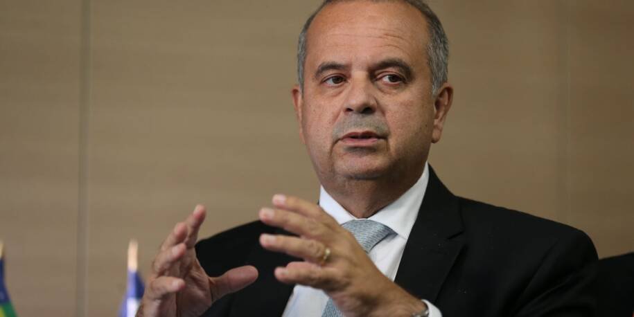 Flávio Bolsonaro foge para os EUA e Rogério Marinho se diz surpreso com decisão