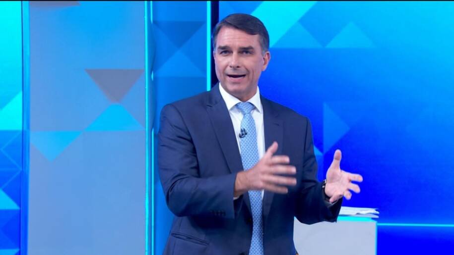 Flávio Bolsonaro impressiona em debate da Globo, mas confusão gera tensão