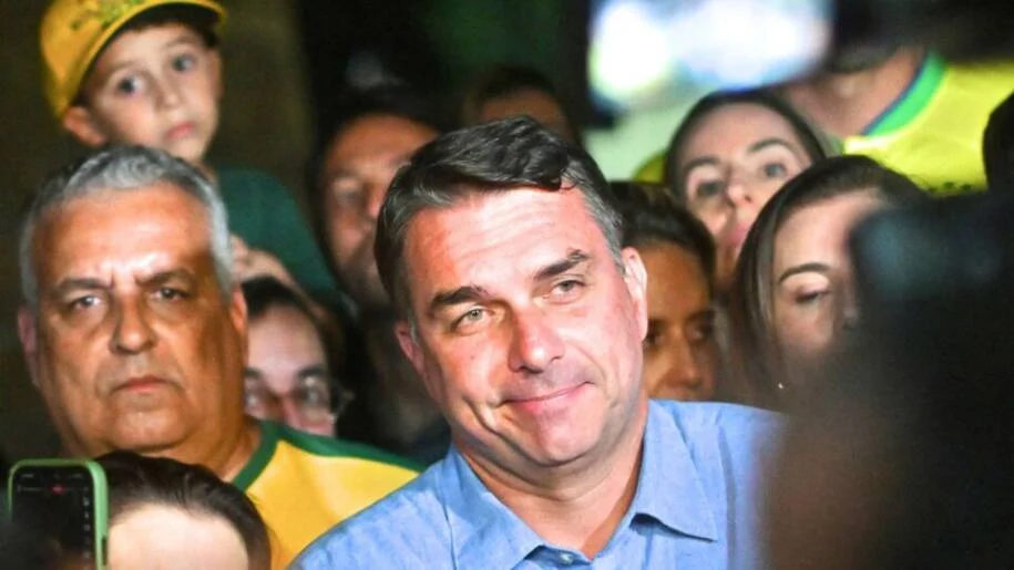 Flávio Bolsonaro lidera eleições e promete crescimento econômico audacioso até 2030