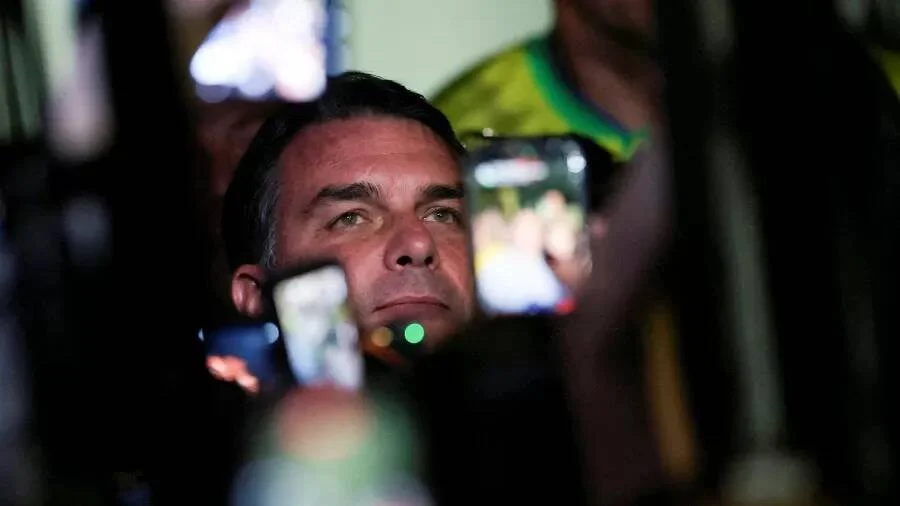 Flávio Bolsonaro lidera oposição ao fim da 6×1 e promete tensão no Senado