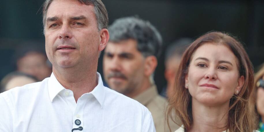 Flávio Bolsonaro participa de missa e celebra autorização do STF para visitar pai