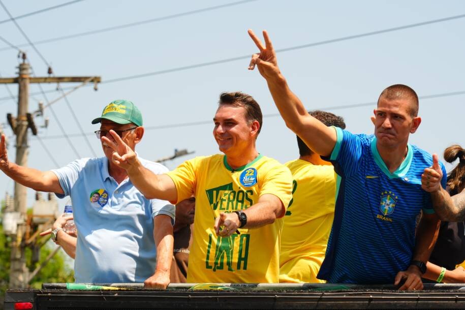 Flávio Bolsonaro promete redução da maioridade penal e motociata em São Gonçalo
