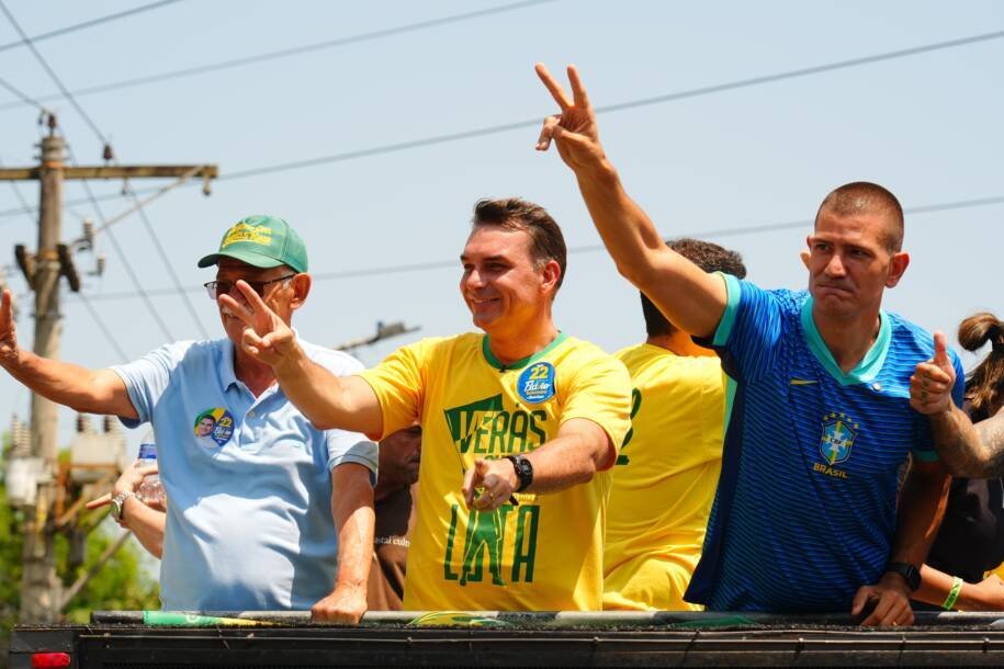 Flávio Bolsonaro promete redução da maioridade penal e motociata em São Gonçalo