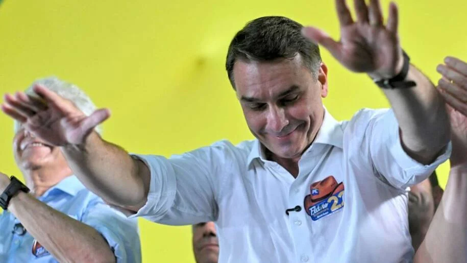 Flávio Bolsonaro promete revisar reforma tributária em meio a polêmicas e desafios