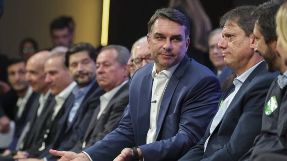 Flávio Bolsonaro promete revogar normas e defende mais Tarcísios em evento tenso