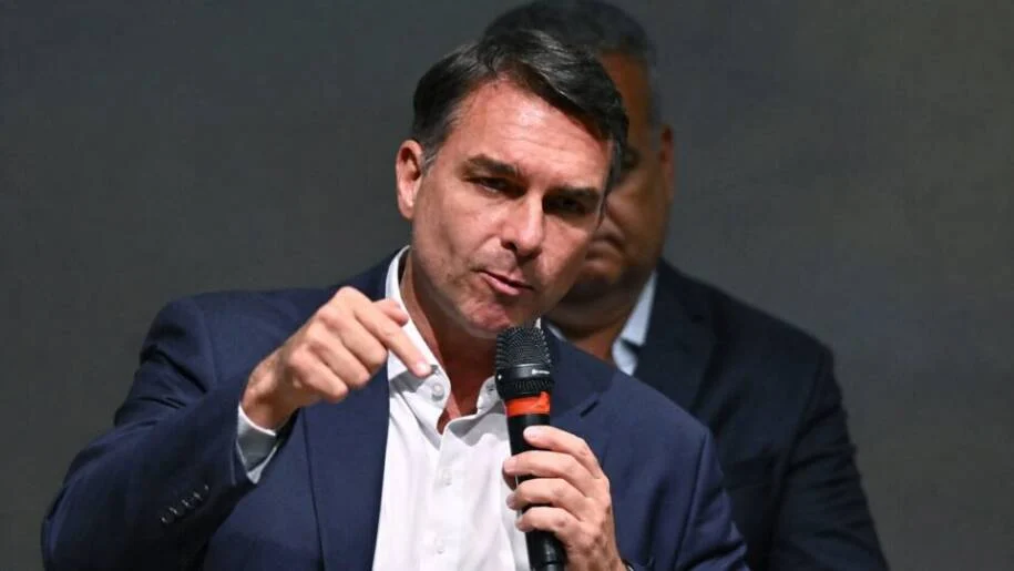 Flávio Bolsonaro propõe acelerar titulação de terras e desafia governo Lula