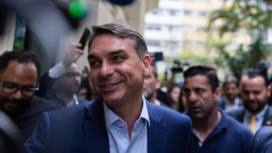 Flávio Bolsonaro propõe Super PEC e mira sucessão com Tarcísio em 2026