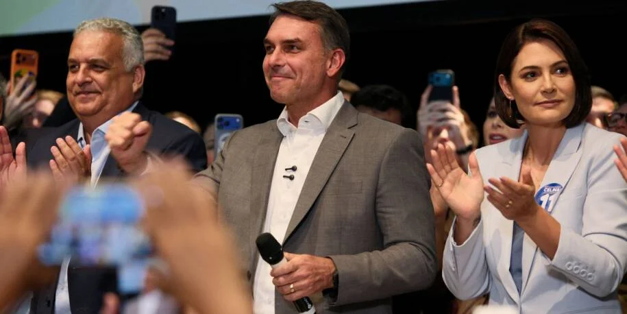 Flávio Bolsonaro recebe apoio do PL e propõe mudanças polêmicas na Constituição