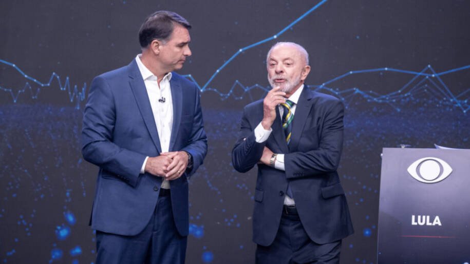 Flávio Bolsonaro treina com Tarcísio para debate decisivo contra Lula na Globo