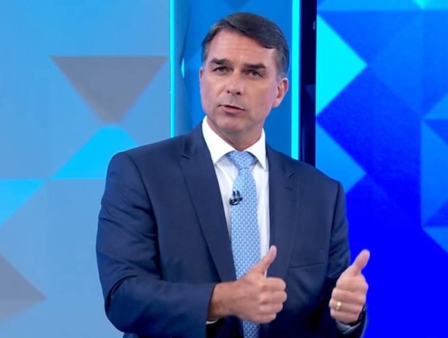Flávio Bolsonaro usa tática de 'decoreba' em debate da Globo e é criticado por Lula