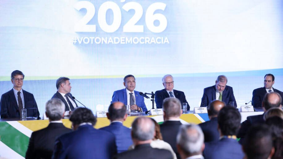 Flávio Bolsonaro vence Lula e enfraquece pressão por investigação no STF
