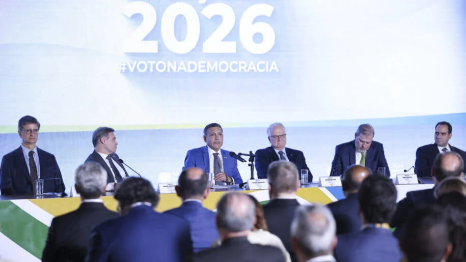 Flávio Bolsonaro vence Lula e enfraquece pressão por investigação no STF