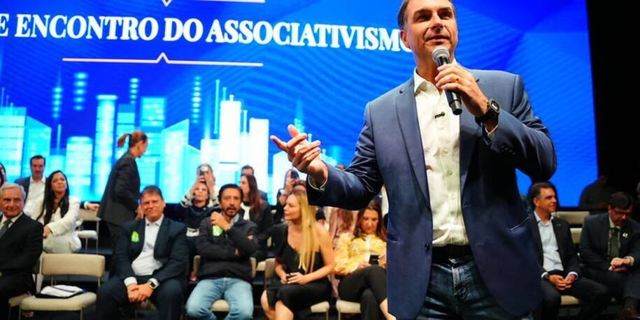 Flávio Bolsonaro visita Jair Bolsonaro em prisão domiciliar e recebe apoio do MDB