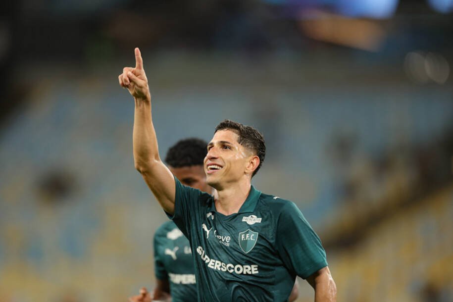 Fluminense goleia Coritiba e Savarino brilha com hat-trick inédito aos 29 anos