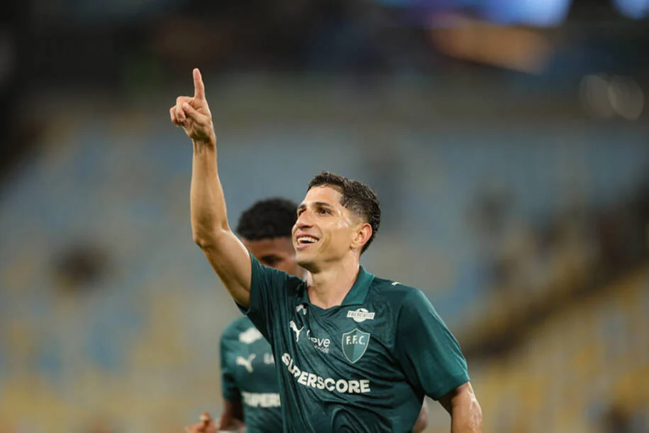 Fluminense goleia Coritiba e Savarino brilha com hat-trick inédito aos 29 anos