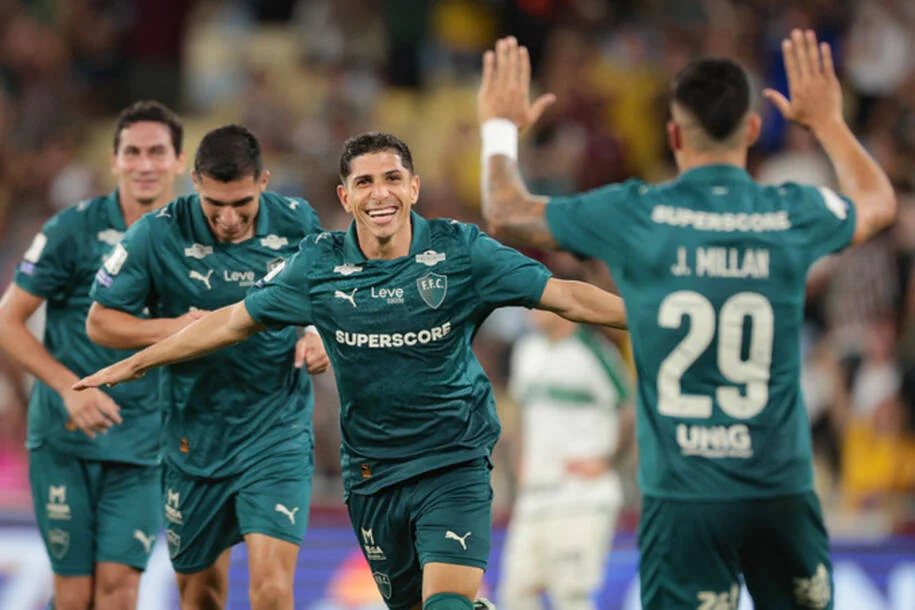 Fluminense goleia Coritiba por 4 a 0 e Savarino brilha com 3 gols no Maracanã