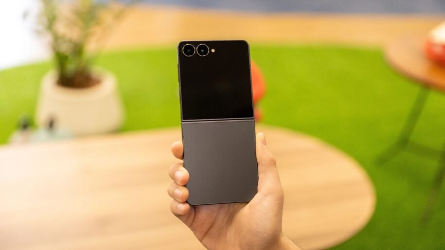 Galaxy Z Flip 7 revela: 5G consome 30% mais bateria em vídeos com sinal forte