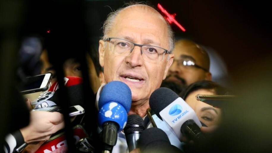 Geraldo Alckmin acusa Flávio Bolsonaro de não abrir sigilos e apresenta exigências