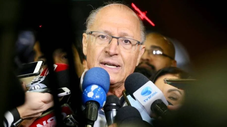 Geraldo Alckmin acusa Flávio Bolsonaro de não abrir sigilos e apresenta exigências