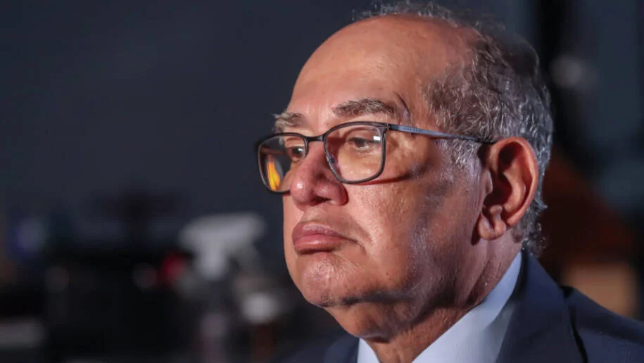 Gilmar Mendes determina inclusão de Renan Santos no debate da Globo e gera polêmica