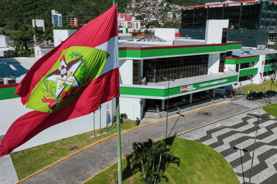 Governador Jorginho Mello integra auxílio-alimentação ao 13º e férias de servidores