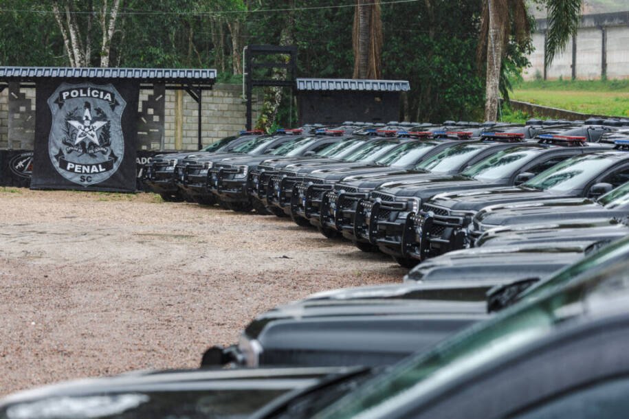 Governo de SC entrega 18 viaturas e 800 pistolas Glock à Polícia Penal e reforça segurança