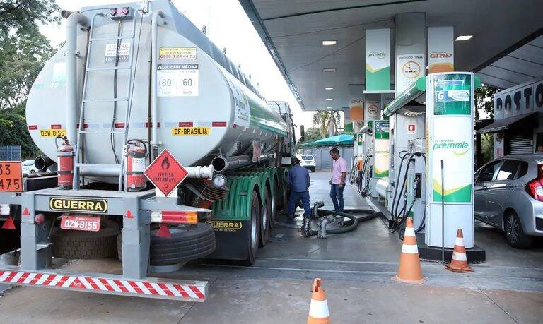 Governo Federal autoriza subvenção de R$1,40 no diesel e garante abastecimento