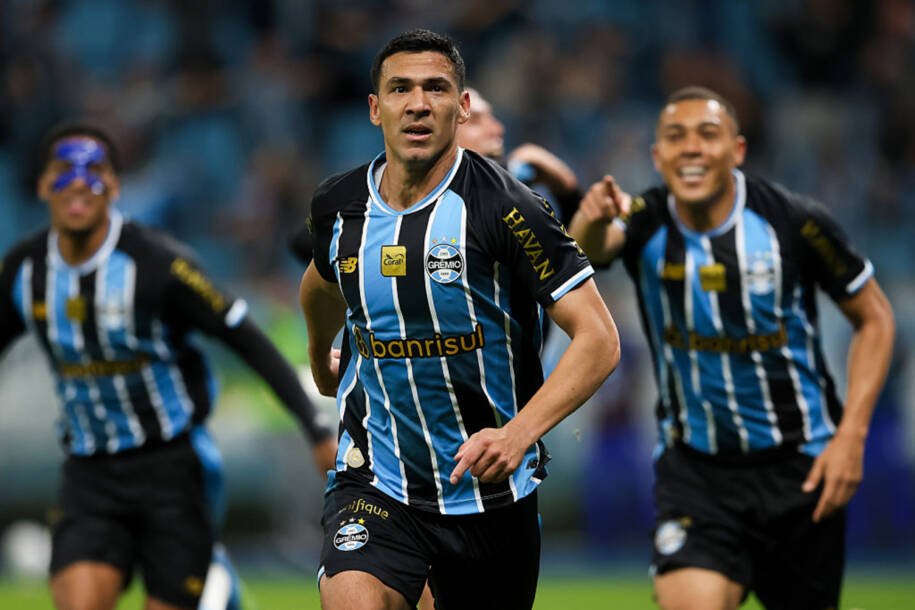 Grêmio vence Athletico por 2 a 0 e empurra Inter para zona de rebaixamento