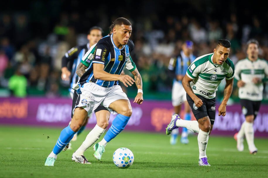 Grêmio vence Coritiba com gol de Braithwaite e respira na luta contra o Z4