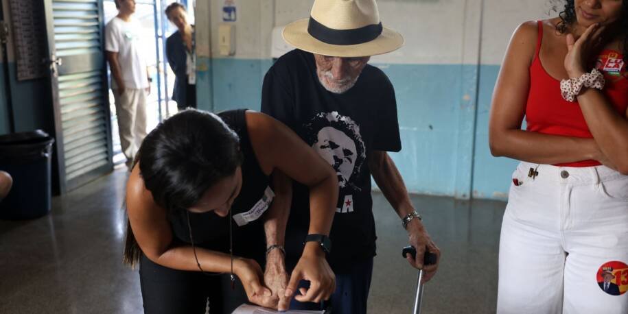 Horácio da Silva, 95 anos, e Maria Teresa, 16, marcam eleições com histórias emocionantes