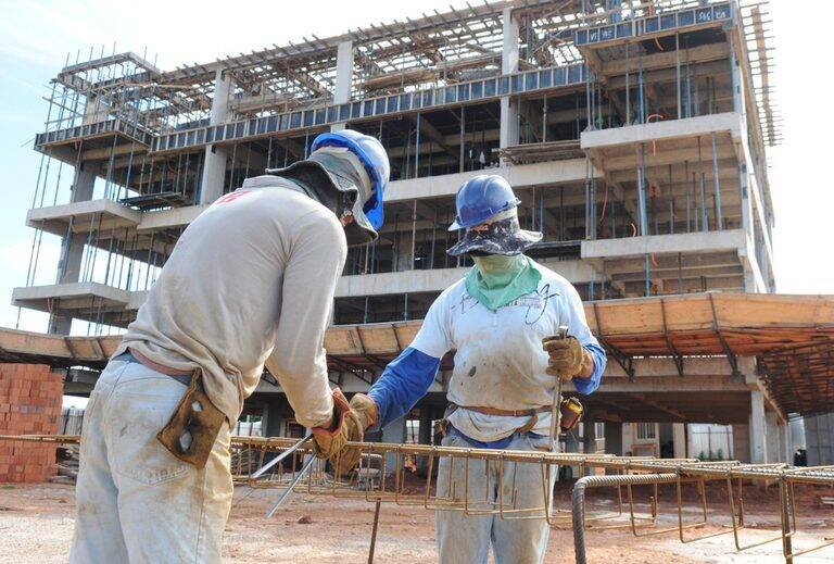 IBGE revela queda histórica na taxa de desemprego e impacto no mercado de trabalho
