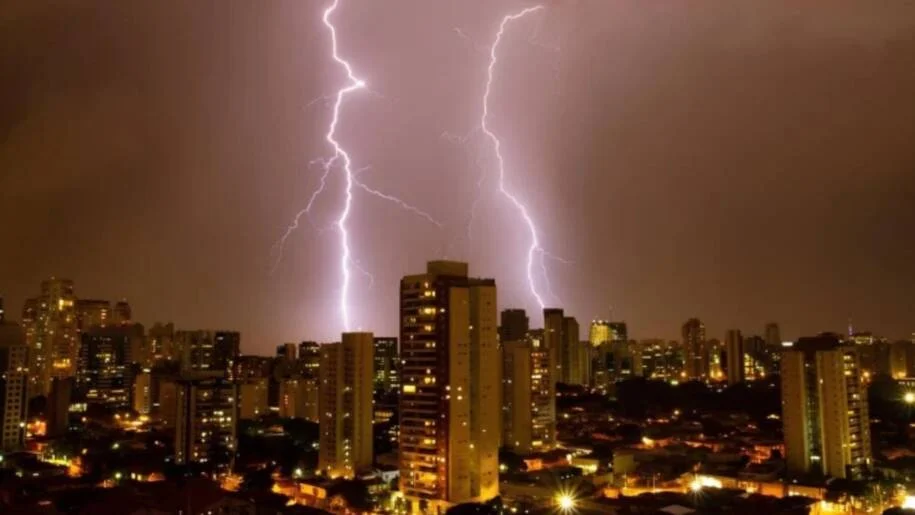 Inmet emite alerta de temporais com chuva de até 100 mm em 9 estados brasileiros