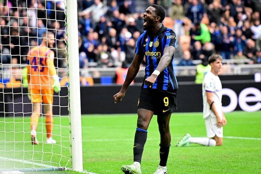 Inter vira nos acréscimos, derrota a Fiorentina e retoma liderança da Serie A