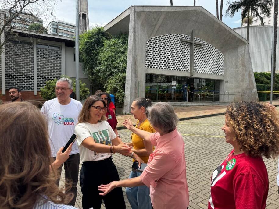 Janja vota em São Paulo e aguarda vitória de Lula no primeiro turno