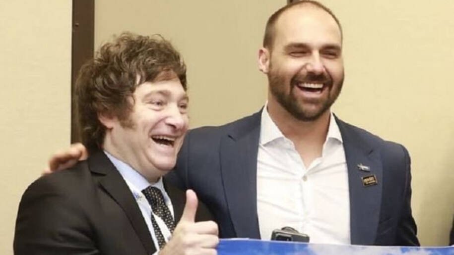 Javier Milei se encontra com Eduardo Bolsonaro em Washington enquanto Lula critica