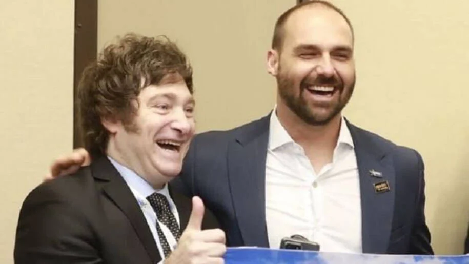 Javier Milei se encontra com Eduardo Bolsonaro em Washington enquanto Lula critica