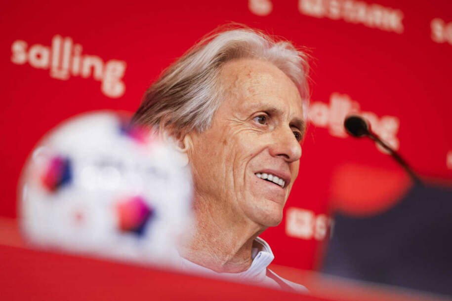 Jorge Jesus evita comentar sobre Cristiano Ronaldo e Bruno Fernandes alerta país