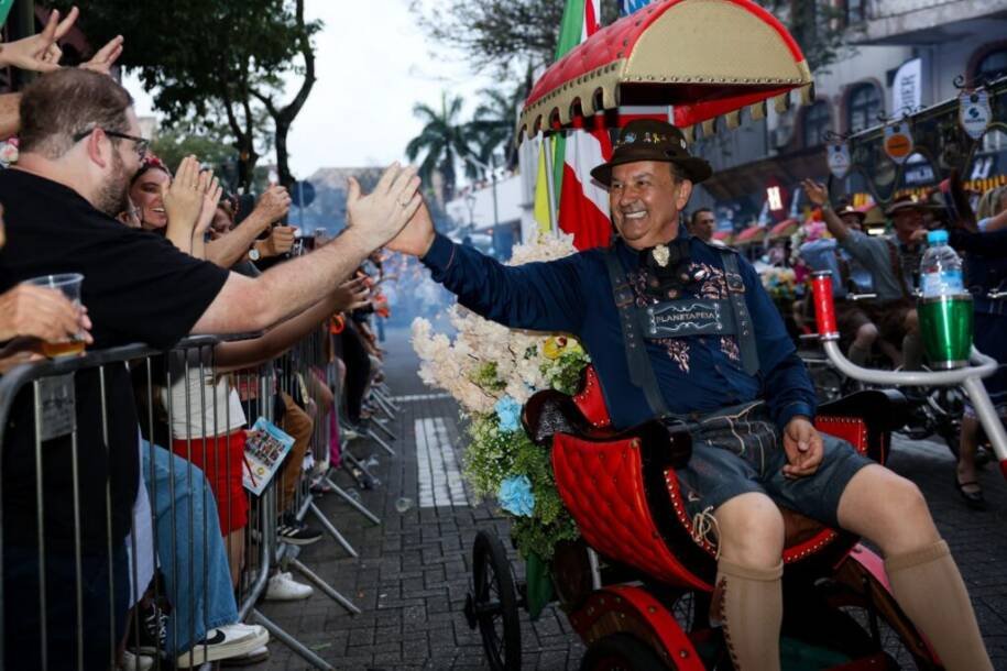Jorginho Mello celebra Oktoberfest em Blumenau com quase R$ 1 milhão do governo