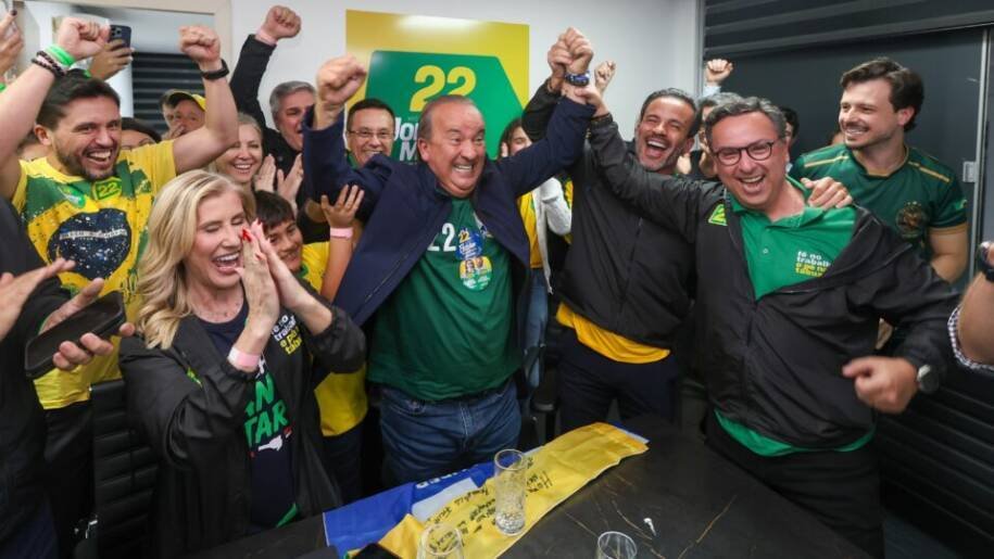 Jorginho Mello é reeleito em Santa Catarina com 68,98% e apoio da família Bolsonaro